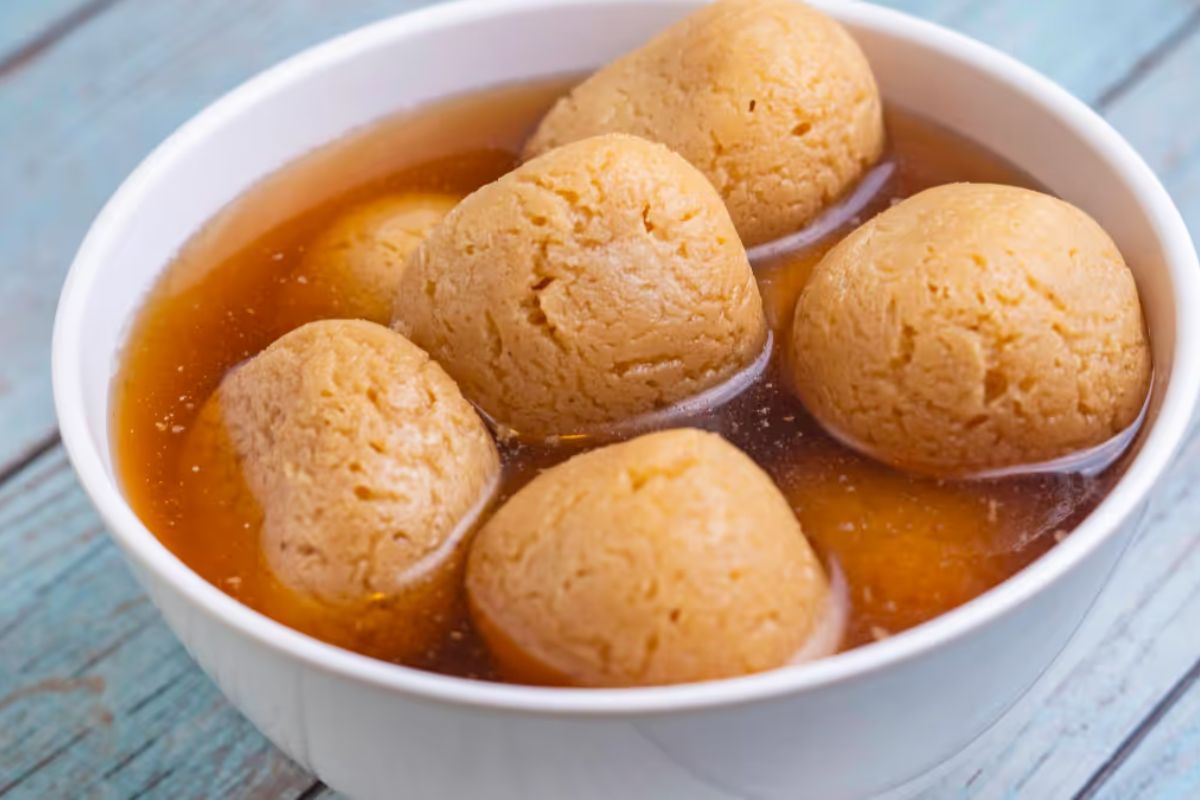 কলকাতার বিখ্যাত মিষ্টির তালিকায় নলেন গুড়ের রসগোল্লার নাম অবশ্যই থাকবে। চেনা রসগোল্লা, তবে চিনির সিরার বদলে নলেন গুড়ের রসে ডোবানো। গরম গরম এই রসগোল্লা খেলে স্বাদ যেন আরও কয়েক গুণ বেড়ে যায়।
